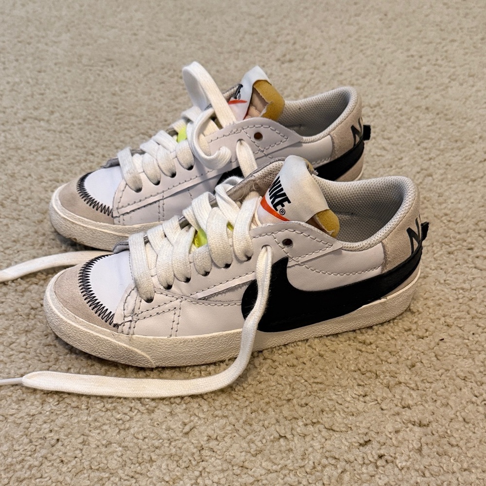 Nike Women's Low-Top Sneakers White with Black Swoosh